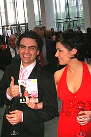 Rolando Villazón und Anna Netrebko mit der neuen DVD (Foto: MartiN Schmitz)